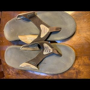 Reef men brown leather sandals:9 good condition